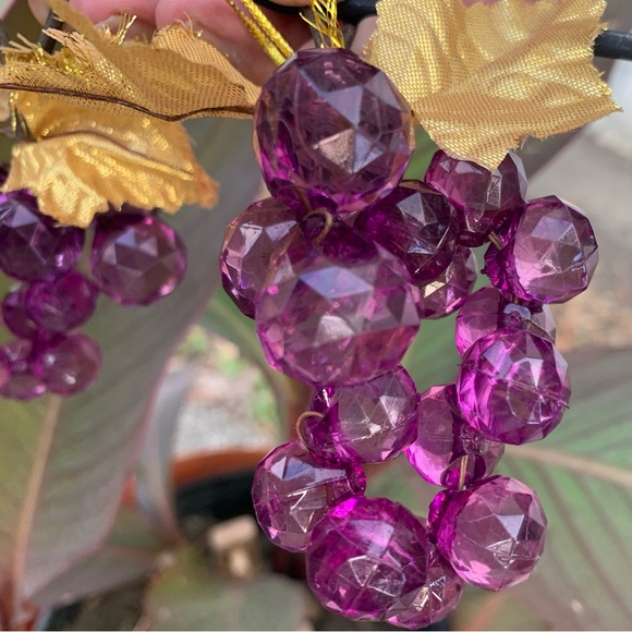 Vintage (Set of 2) Purple Lucite Acrylic Faceted Cluster Grapes w/ Gold Leaves - Picture 4 of 14
